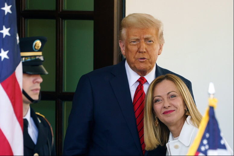 Trump e Meloni durante a chegada da premiê na Casa Branca - TODOS OS DIREITOS RESERVADOS