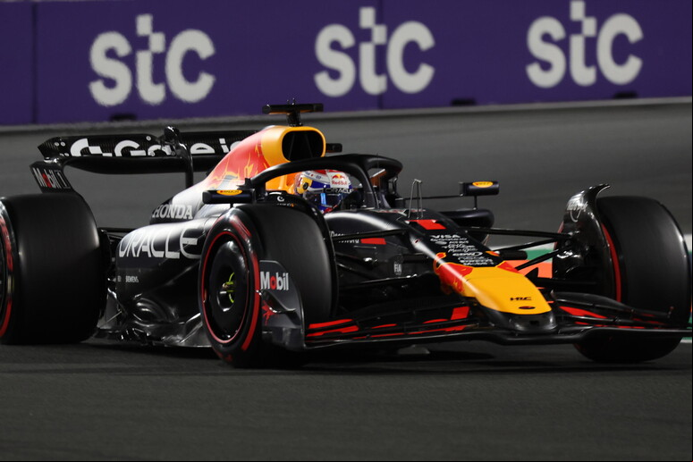Max Verstappen em ação na Arábia Saudita © ANSA/EPA