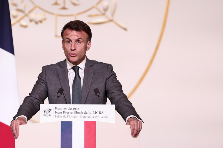 Macron mencionou que "nada está excluído" na resposta de Paris e da UE ao tarifaço © ANSA/EPA