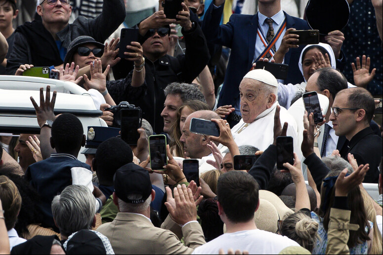 Francisco em papamóvel na Praça São Pedro no domingo de Páscoa - TODOS OS DIREITOS RESERVADOS