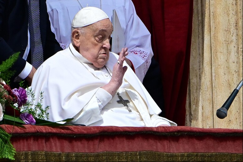 Papa Francisco na loggia central da Basílica de São Pedro, no Vaticano © ANSA/AFP