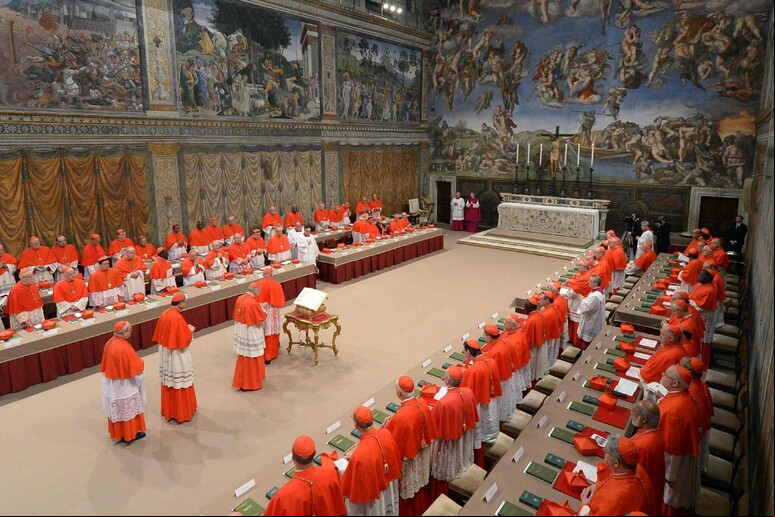 Conclave na Capela Sistina antes da eleição de Francisco, em 2013 © ANSA/AFP