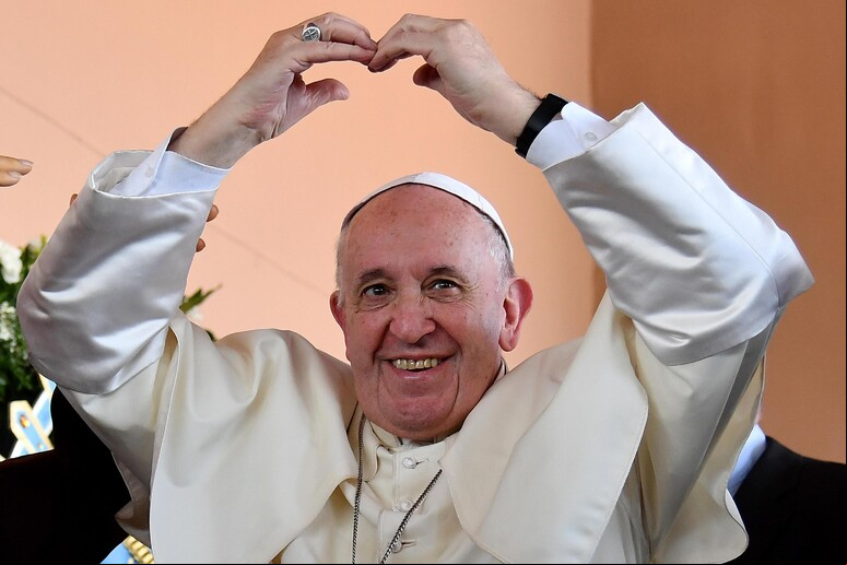 Papa Francisco fazendo um gesto durante uma visita ao Panamá © ANSA/EPA