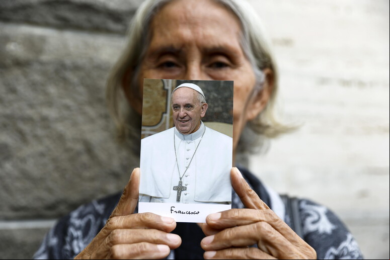 Fiel presta homenagem ao papa Francisco em Jacarta, na Indonésia © ANSA/EPA