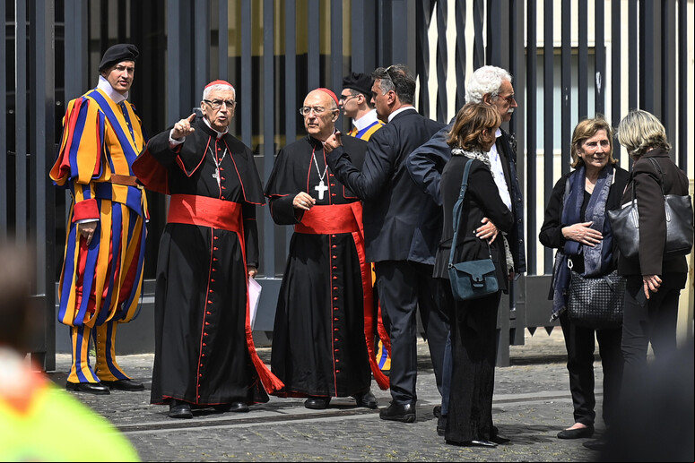 Cardeais ao fim de congregação no Vaticano - TODOS OS DIREITOS RESERVADOS