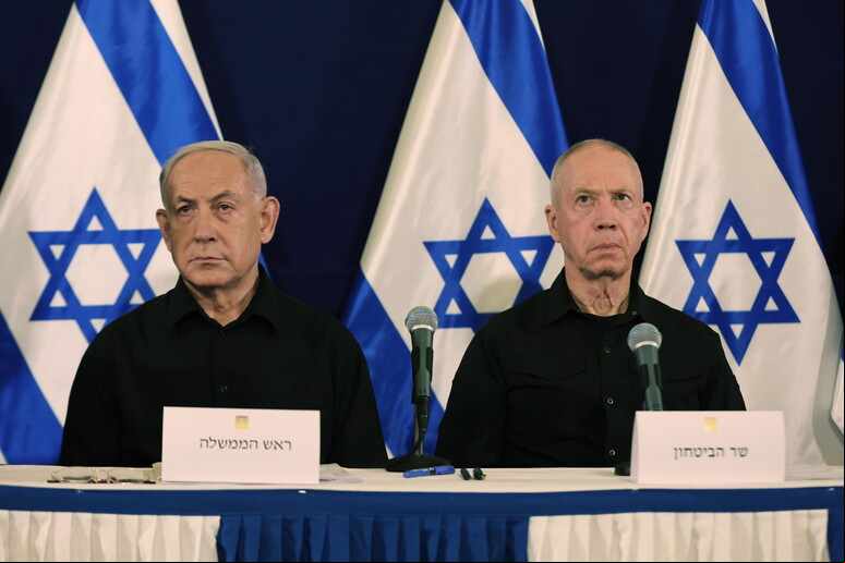 Netanyahu e Gallant durante uma coletiva de imprensa em uma base militar em Israel © ANSA/EPA