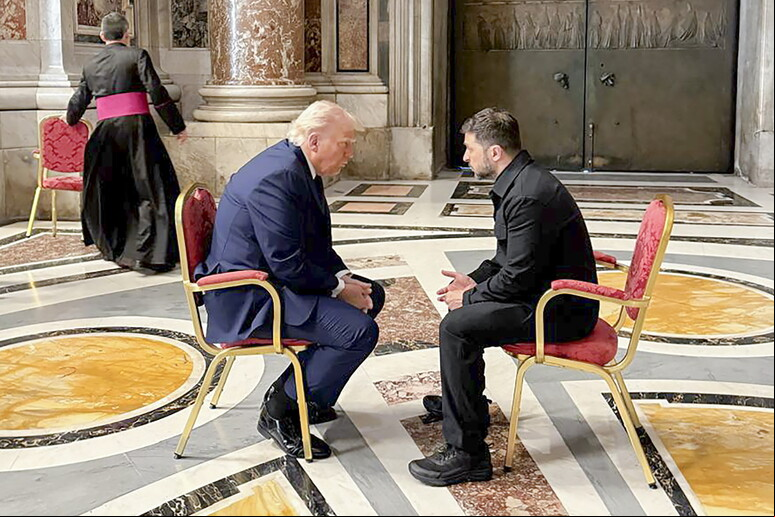 Zelensky e Trump frente a frente na Basílica de São Pedro - TODOS OS DIREITOS RESERVADOS