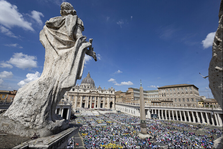 Cerca de 200 mil pessoas participaram de missa dedicada a Francisco neste domingo no Vaticano - TODOS OS DIREITOS RESERVADOS