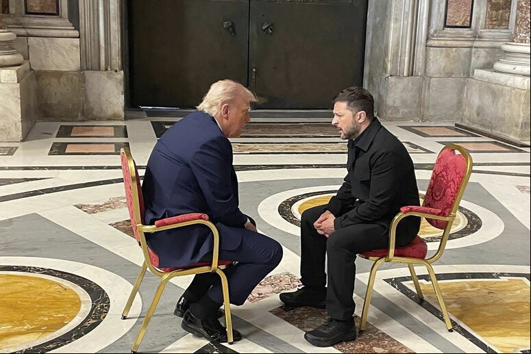 Trump e Zelensky durante conversa no Vaticano - TODOS OS DIREITOS RESERVADOS