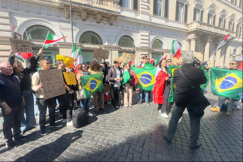 Uma das manifestações em Roma contra decreto-lei da cidadania italiana © ANSA/Sergio Velloso