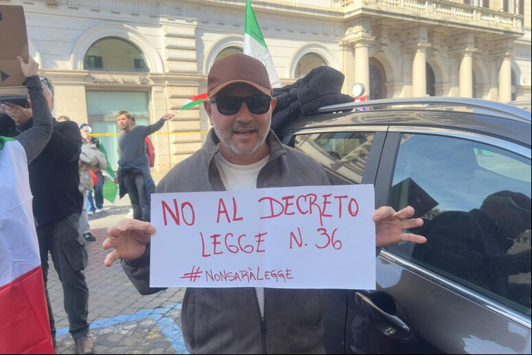 Participante de protesto diz  'não ao decreto-lei 36 ' © ANSA/Sergio Velloso