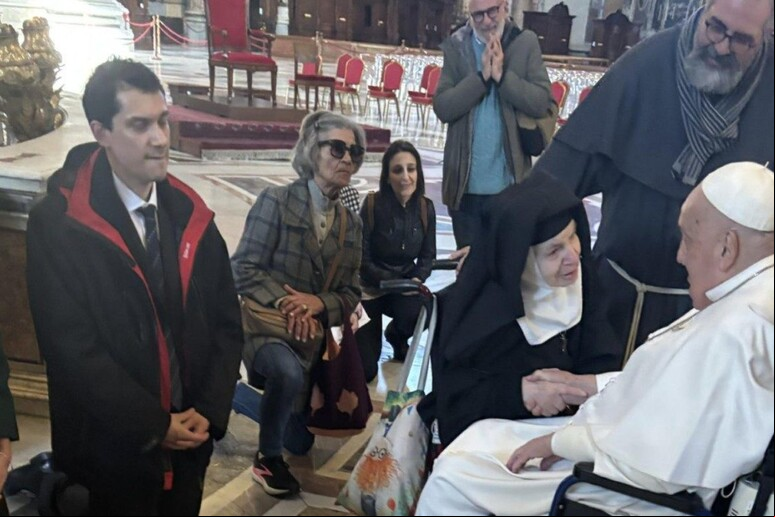 Francisco durante visita surpresa à Basílica São Pedro - TODOS OS DIREITOS RESERVADOS