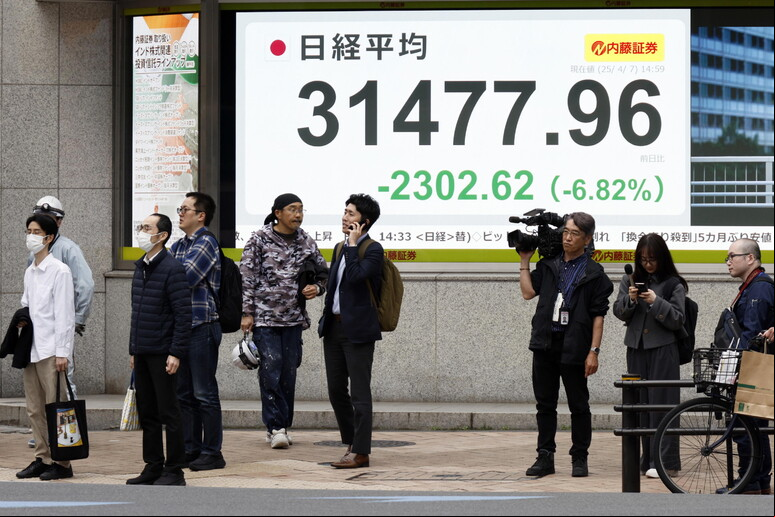  em Tóquio mostra desvalorização na bolsa japonesa nesta segunda-feira (7) © ANSA/EPA