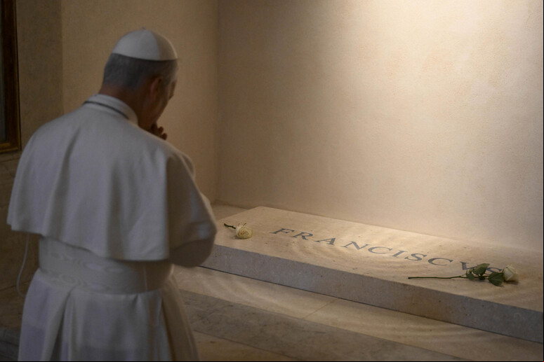 Leão XIV durante visita ao túmulo de Francisco - TODOS OS DIREITOS RESERVADOS
