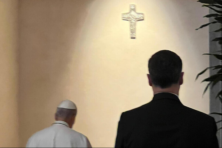 Papa durante visita a túmulo de Francisco - TODOS OS DIREITOS RESERVADOS
