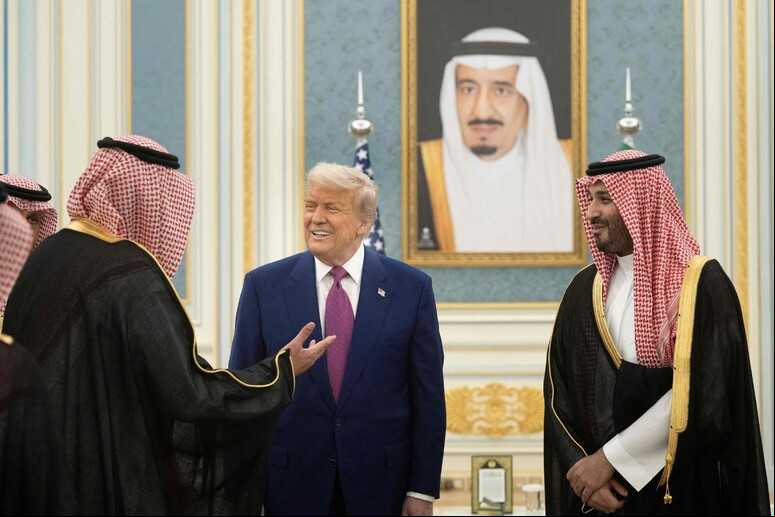 Trump foi recebido pelo príncipe herdeiro da Arábia Saudita em Riad © ANSA/AFP