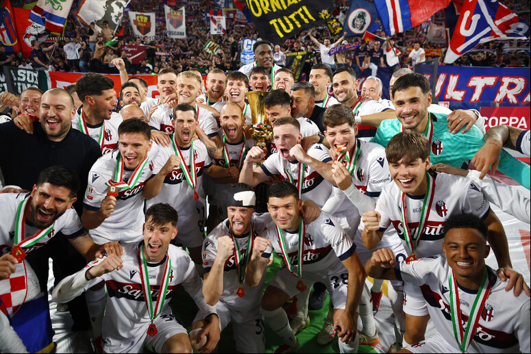 Jogadores do Bologna celebram vitória na Copa da Itália - TODOS OS DIREITOS RESERVADOS