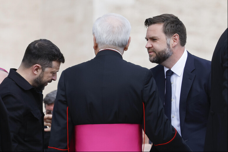 Vance e Zelensky durante missa do papa Leão XIV - TODOS OS DIREITOS RESERVADOS