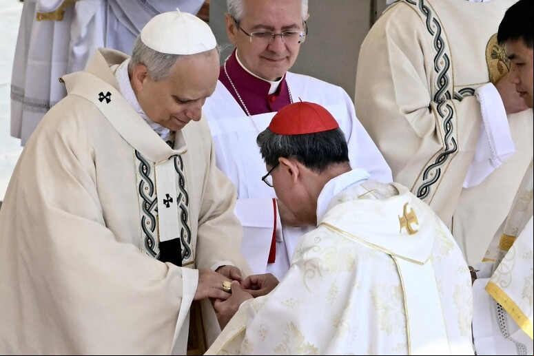 Tagle entregou Anel do Pescador para Prevost em missa de posse © ANSA/AFP