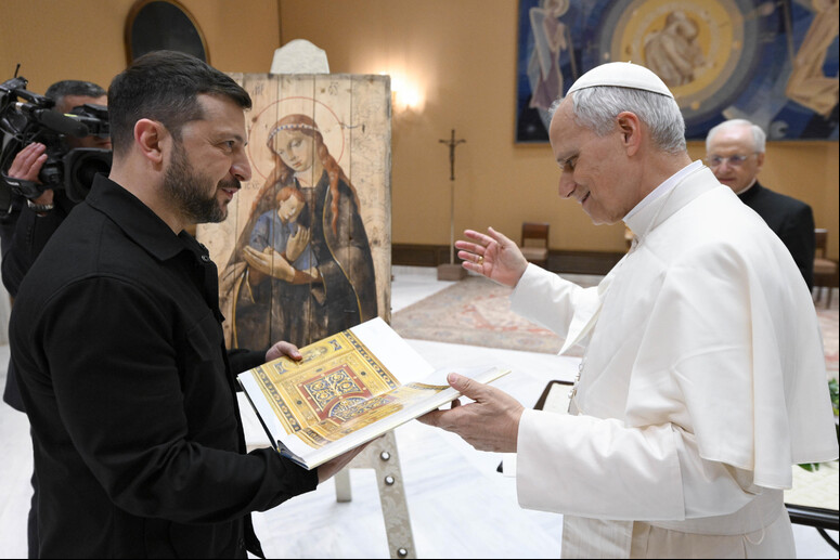 Leão XIV presenteia Zelensky em encontro privado no Vaticano no último domingo - TODOS OS DIREITOS RESERVADOS