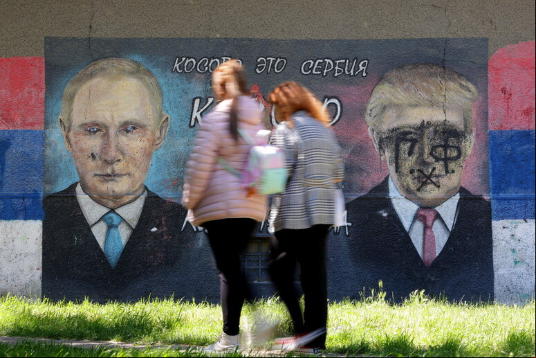 Mural com faces de Putin e Trump em Belgrado, na Sérvia © ANSA/EPA