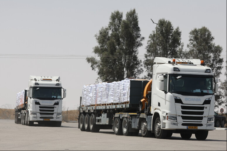 Caminhão com ajuda humanitária aguardando para entrar na Faixa de Gaza - TODOS OS DIREITOS RESERVADOS