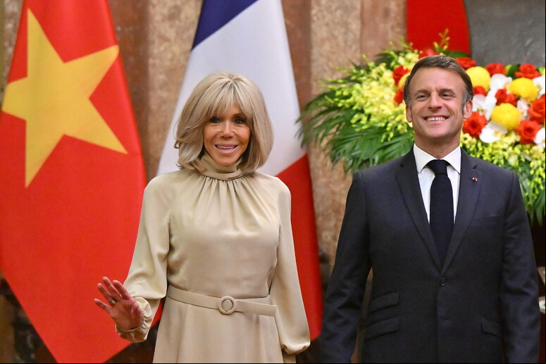 Macron e Brigitte desembarcaram na noite de domingo no Vietnã © ANSA/EPA