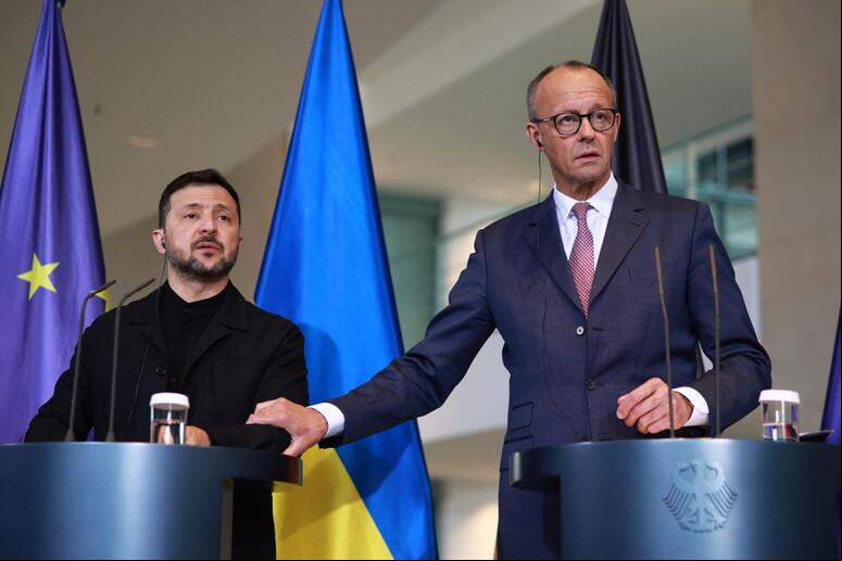 Zelensky e Merz durante a coletiva de imprensa ocorrida em Berlim © ANSA/EPA