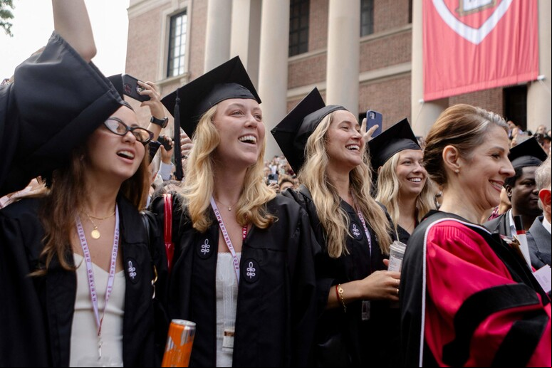Estudantes durante colação de grau em Harvard © ANSA/Getty Images via AFP