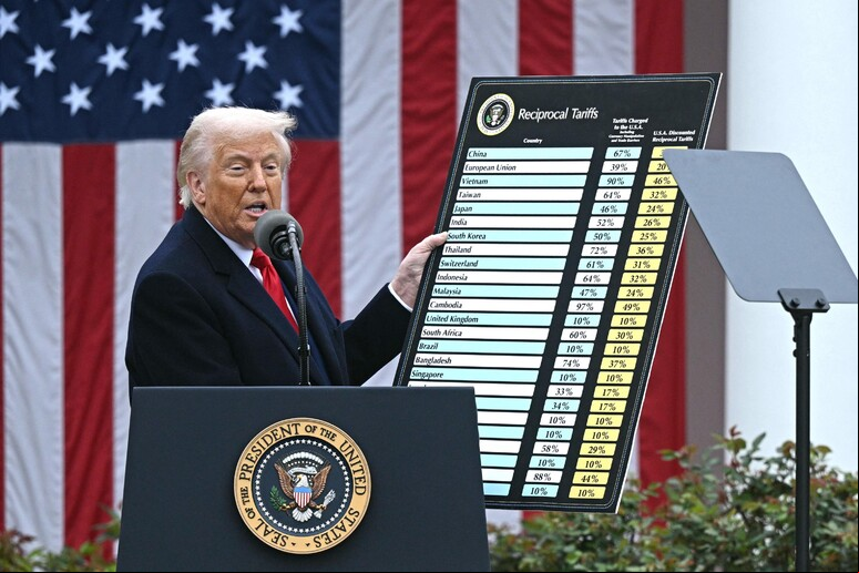 Trump durante anúncio de tarifas recíprocas, em 2 de abril © ANSA/AFP
