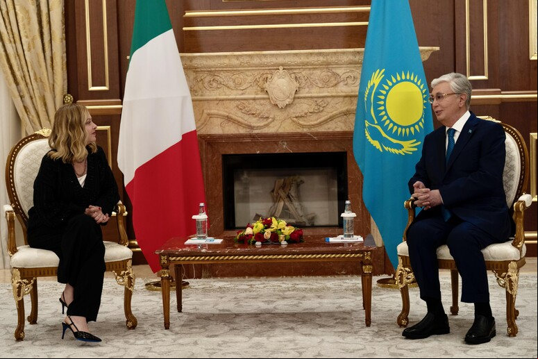 Meloni e Tokayev durante cúpula em Astana - TODOS OS DIREITOS RESERVADOS