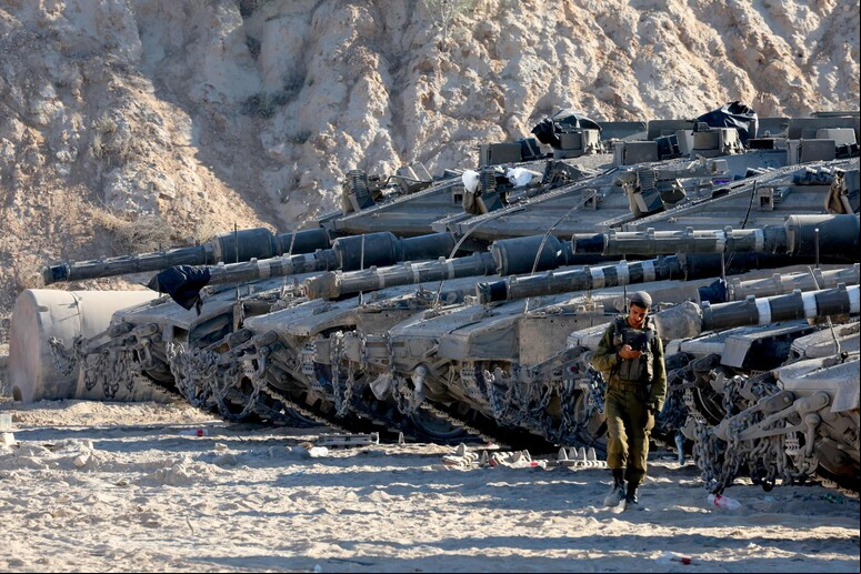 Tanques israelenses posicionais na fronteira entre Israel e Faixa de Gaza © ANSA/AFP