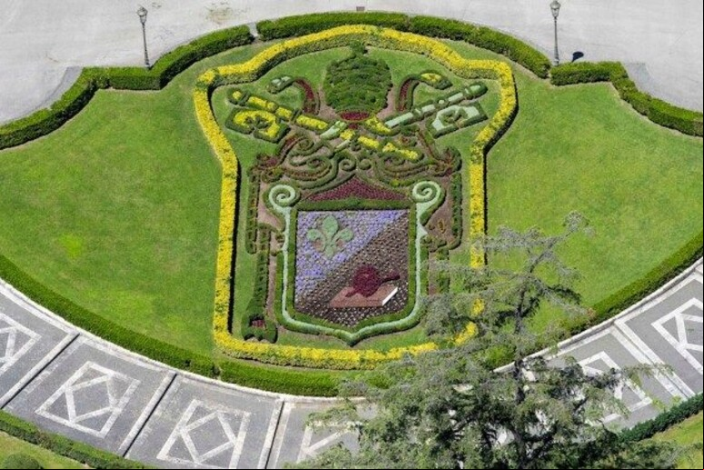 Brasão de Leão XIV está localizado nos Jardins do Vaticano © ANSA/Vatican News