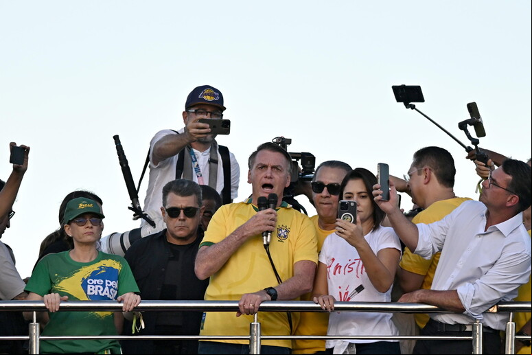 Bolsonaro acenou a apoiadores durante ato por anistia © ANSA/EPA