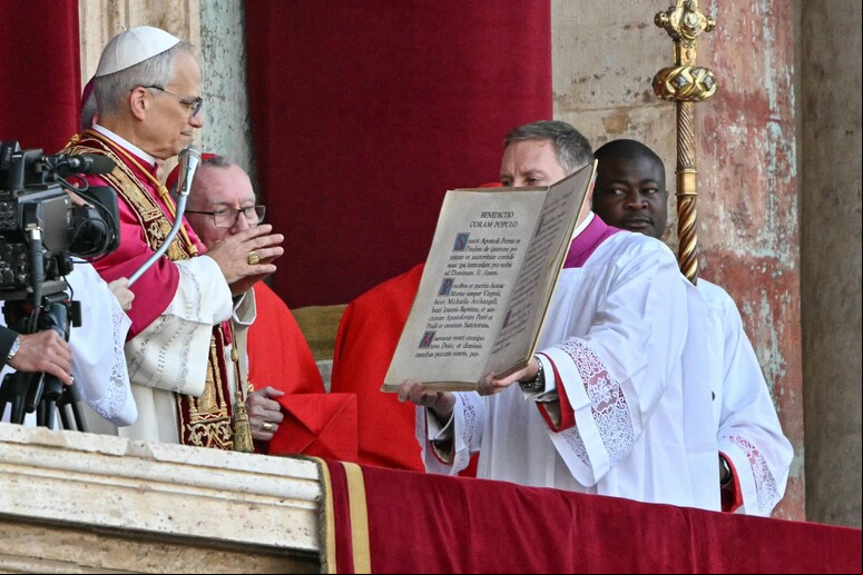 Leão XIV durante pronunciamento na sacada da Basílica de São Pedro © ANSA/AFP