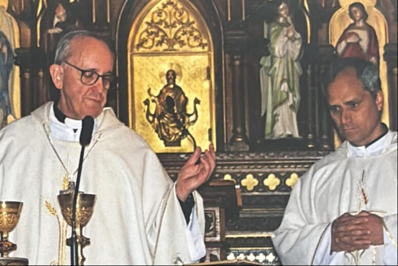 Jorge Bergoglio (Francisco) e Robert Prevost (Leão XIV) em foto de arquivo - TODOS OS DIREITOS RESERVADOS