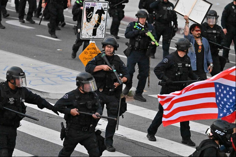 Prisões em massa ocorreram em Los Angeles durante protestos © ANSA/AFP