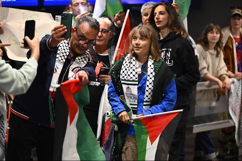 Greta Thunberg em meio a bandeiras da Palestina no aeroporto de Estocolmo - TODOS OS DIREITOS RESERVADOS
