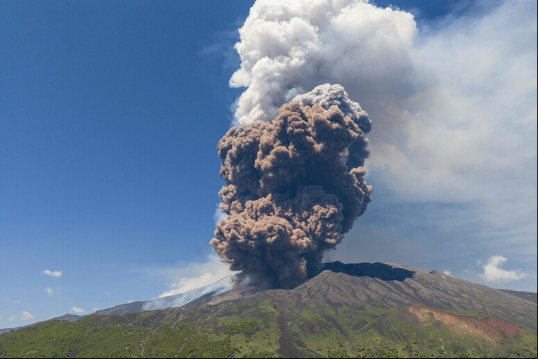 Erupção no Etna, vulcão ativo de maior altitude na Europa © ANSA/AFP