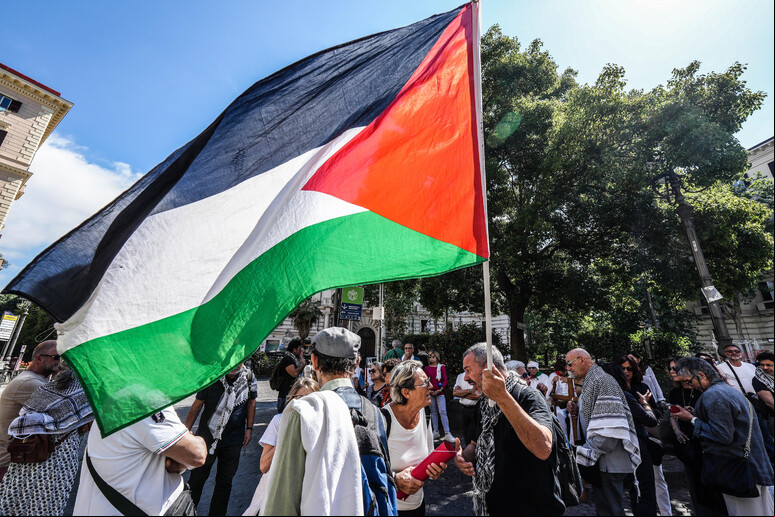 Manifestantes pró-Gaza em Nápoles - TODOS OS DIREITOS RESERVADOS