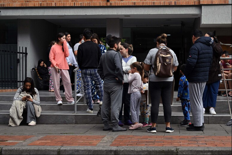 População deixa residências após forte terremoto em Bogotá neste domingo © ANSA/AFP