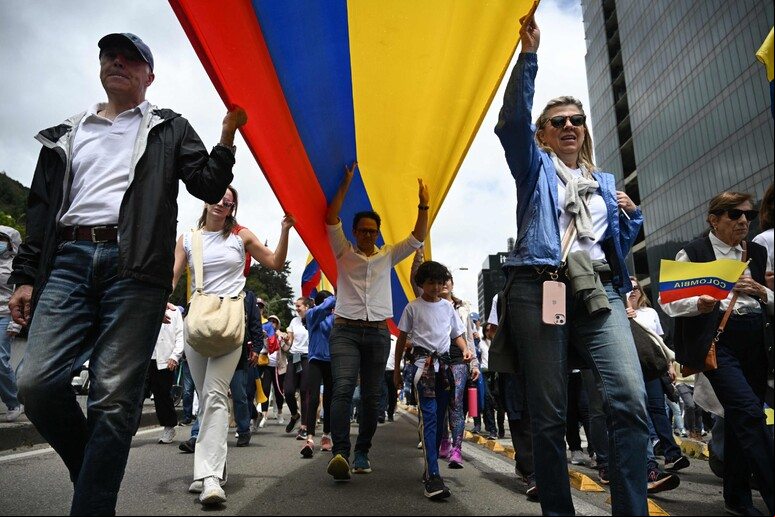 População realiza marcha pela paz em Bogotá um dia após atentado contra Uribe © ANSA/AFP