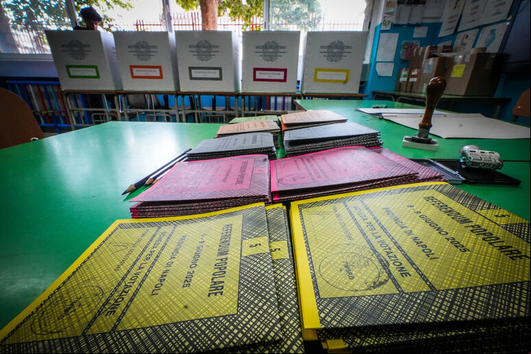 Colégios eleitorais vazios deram o tom durante referendos na Itália - TODOS OS DIREITOS RESERVADOS